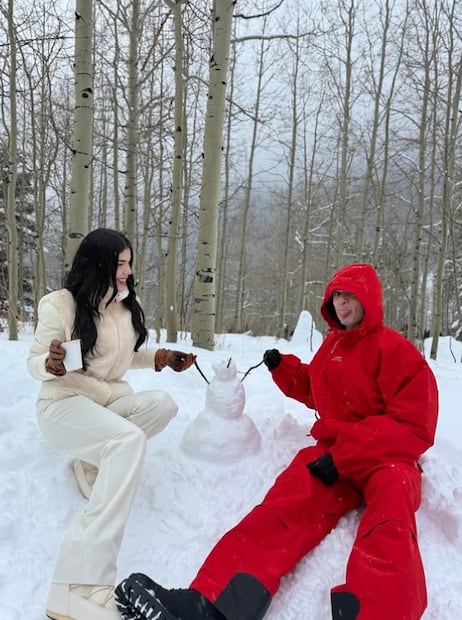 Kenia Os y Peso Pluma presumen en redes su muñeco de nieve.