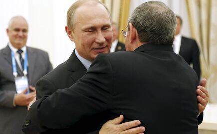 Abrazo marca inicio de reunión entre Putin y Raúl Castro
