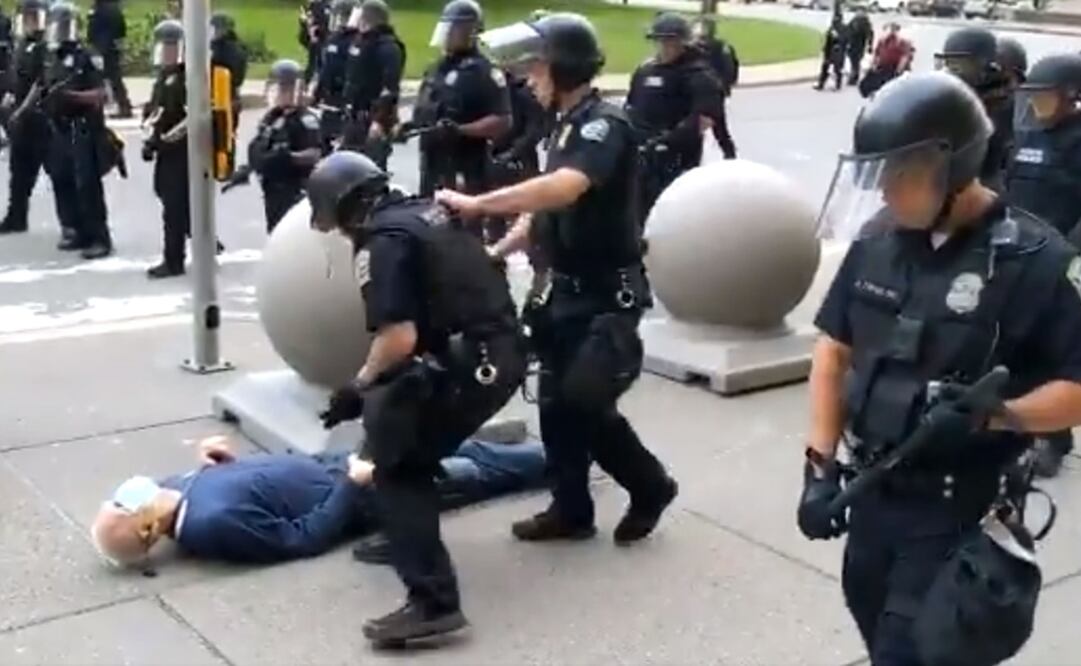 Imagen de la agresión de los policías al hombre de edad avanzada (Foto: AFP)