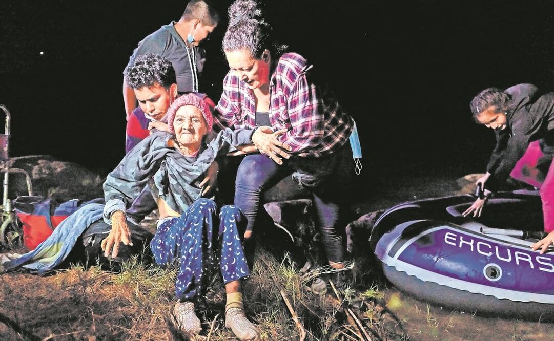 Migrantes centroamericanos, tras cruzar el río Bravo, descansan en Roma, Texas. Expertos advierten que sin importar riesgos, la gente seguirá intentando llegar a EU. Foto: John Moore. AFP