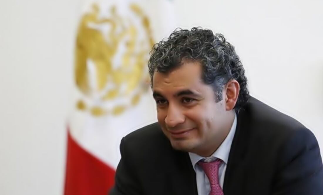 Enrique Ochoa smiles during an interview with Reuters in Mexico City May 19, 2014. (Photo: Reuters)