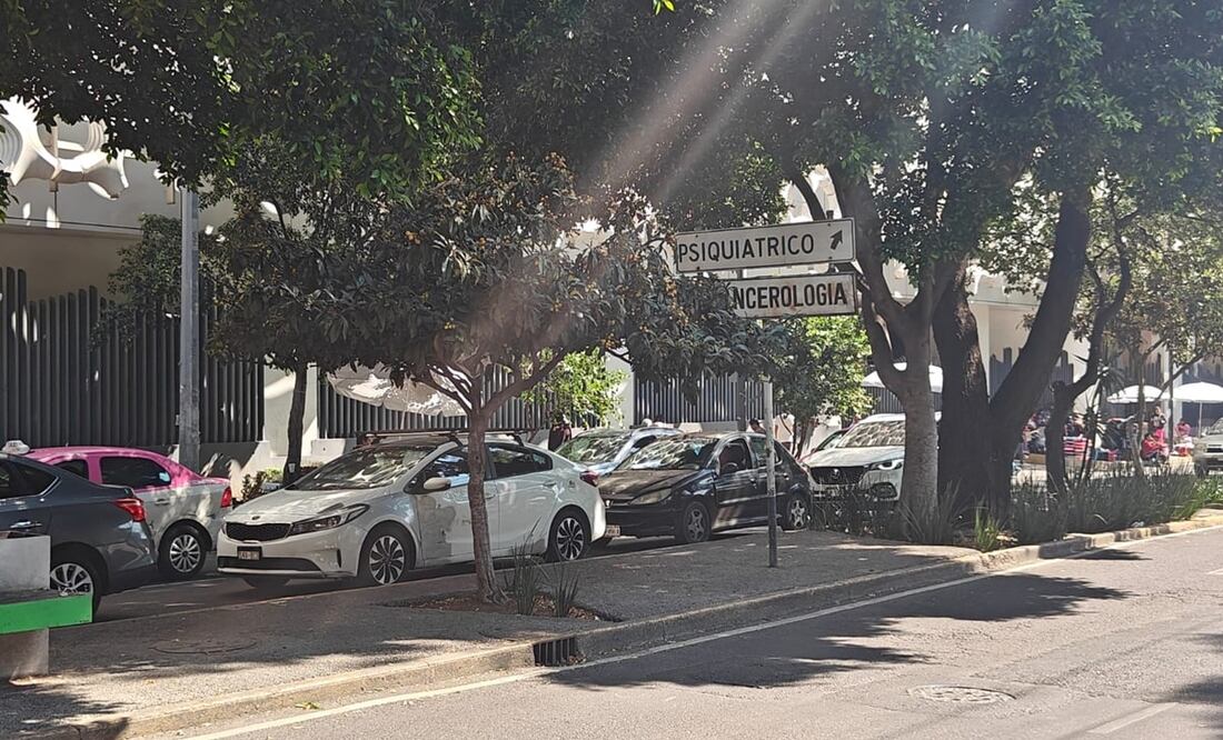 Cuando los automovilistas quieren estacionarse en algún lugar disponible, los franeleros argumentan que "ahí no se puede porque ya está apartado". Foto: David Fuentes