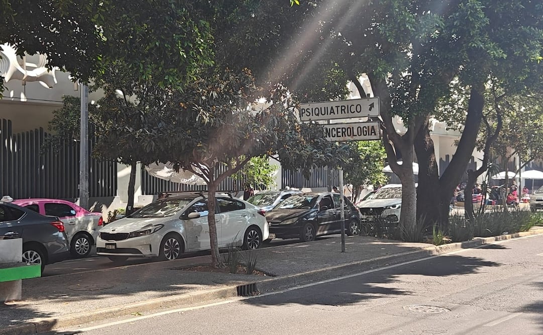 Cuando los automovilistas quieren estacionarse en algún lugar disponible, los franeleros argumentan que "ahí no se puede porque ya está apartado". Foto: David Fuentes