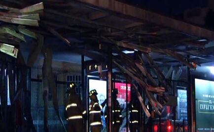 Tráiler destroza techo de la estación Xola del Metrobús