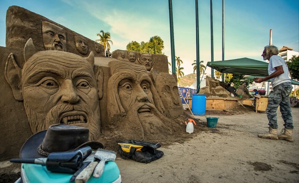 Artistas de distintos países elaboran esculturas gigantes de arena en el puerto de Acapulco, Guerrero, para atraer a turistas y exhibir los emblemas de este sitio, el 10 de abril de 2025. Foto: EFE