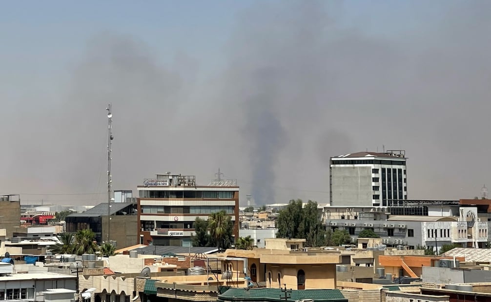Columnas de humo tras explosiones cerca de una base con tropas estadounidenses en Irbil, Irak. Foto: AP
