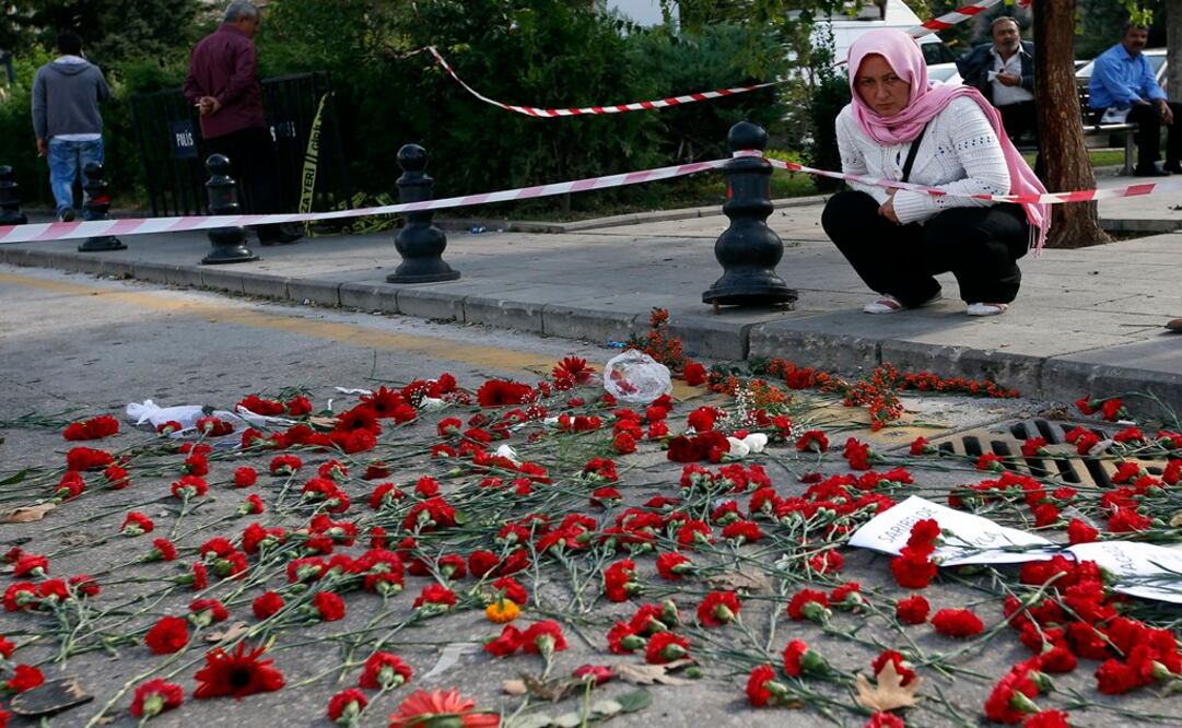 En el lugar de las explosiones, gente se reúne para dejar flores (Foto: AP)