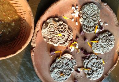 Mini tortilla en forma de calavera en Expendio Maíz