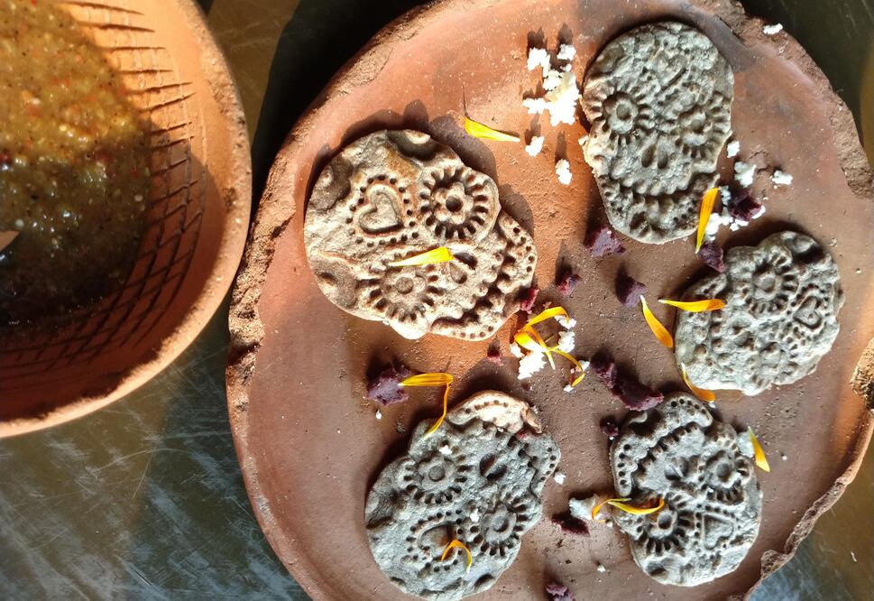 Calaverita hecha al momento en el comal. Foto: Raquel del Castillo 