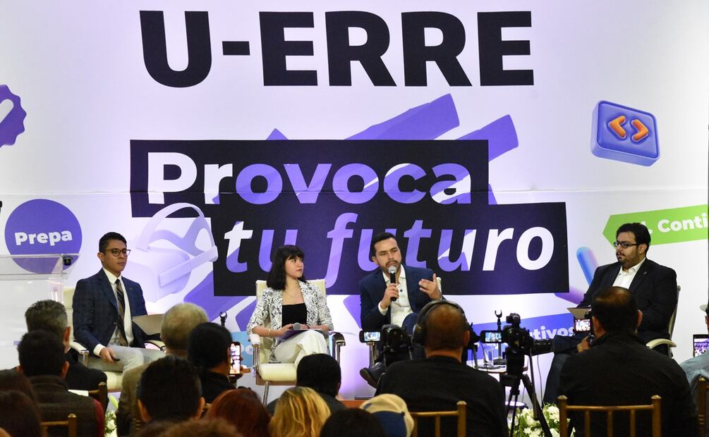 Jorge Álvarez Máynes durante un encuentro con estudiantes de la Universidad Regiomontana U-ERRE. Foto: Emilio Vásquez / EL UNIVERSAL