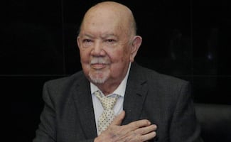 Sergio Corona recibe entre lágrimas emotivo homenaje sorpresa por su larga trayectoria