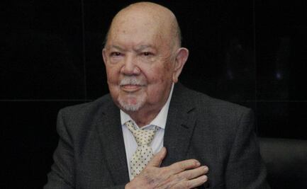Sergio Corona recibe entre lágrimas emotivo homenaje sorpresa por su larga trayectoria