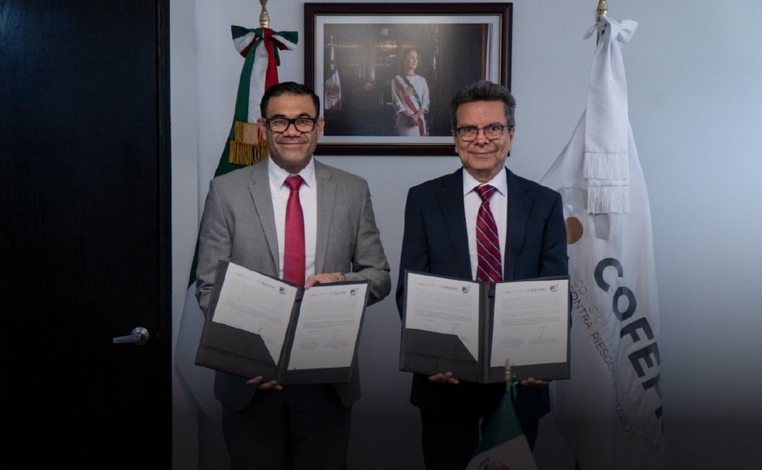 El titular de la Comisión Federal para la Protección contra Riesgos Sanitarios (COFEPRIS), Víctor Hugo Borja Aburto, y el titular de la Unidad de Inteligencia, Investigación Cibernética y Operaciones Tecnológicas de la Secretaría de Seguridad y Protección Ciudadana (SSPC), Israel Agüero Alegría. Foto: X @COFEPRIS