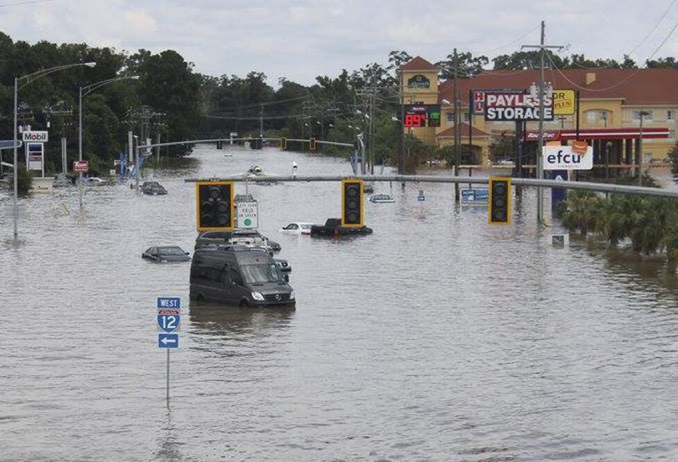 Vehículos prácticamente cubiertos por el agua que inunda las calles de Baton Rouge, en Louisiana  (Foto: EFE)