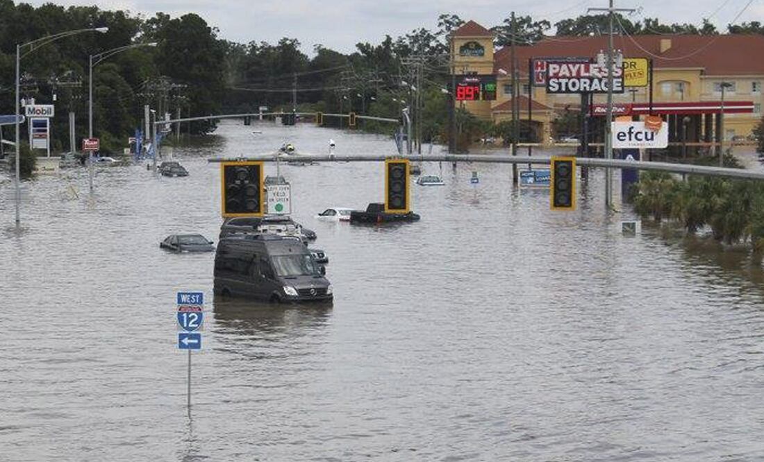 Vehículos prácticamente cubiertos por el agua que inunda las calles de Baton Rouge, en Louisiana (Foto: EFE)