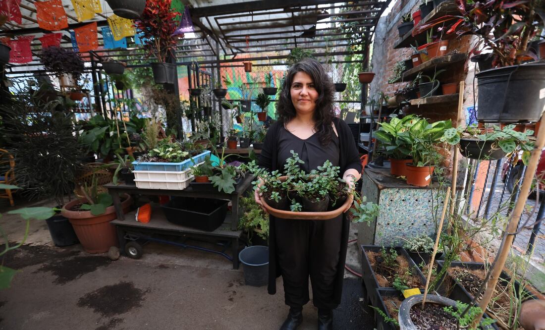 Nayeli Real es una mujer que siembra y enseña a sembrar en Huerto Romita, en la Ciudad de México