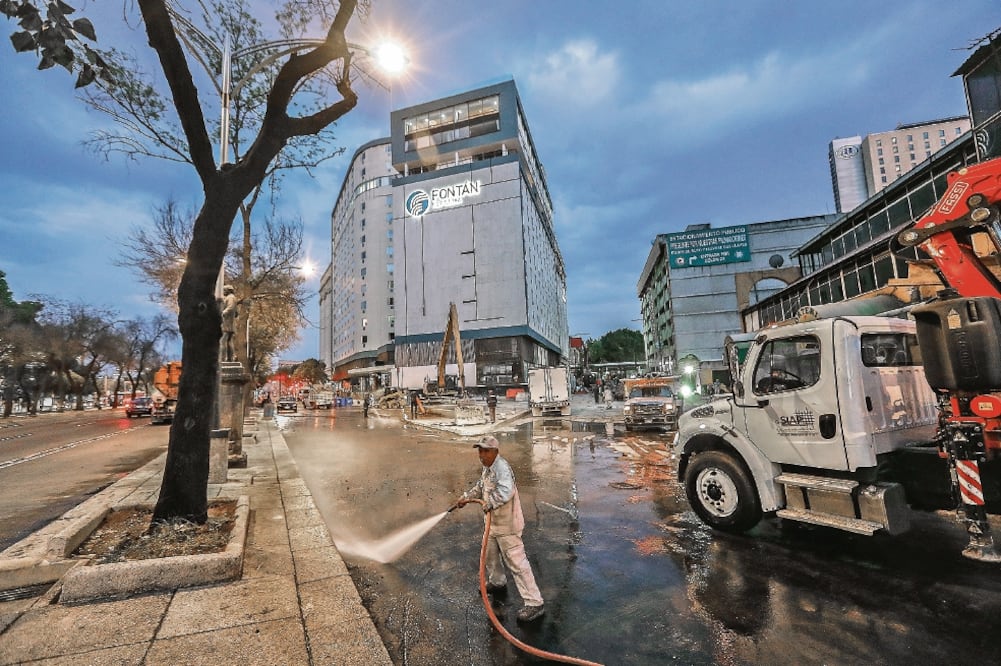 Hace unos días concluyeron los trabajos de reparación por el socavón que se abrió en Humbold, casi esquina con Reforma, y la zona fue reabierta ayer, pero Miguel Ángel Mancera dijo que se seguirá trabajando en ese lugar (YADÍN XOLALPA. EL UNIVERSAL)