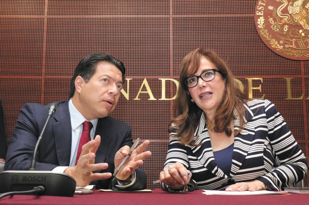 El coordinador de los diputados de Morena, Mario Delgado y presidenta del Partido, Yeidckol Polevnsky, quien aseguró que sigue firme la decisión del partido de renunciar a 50% de las prerrogativas de este año. Foto/ARCHIVO EL UNIVERSAL