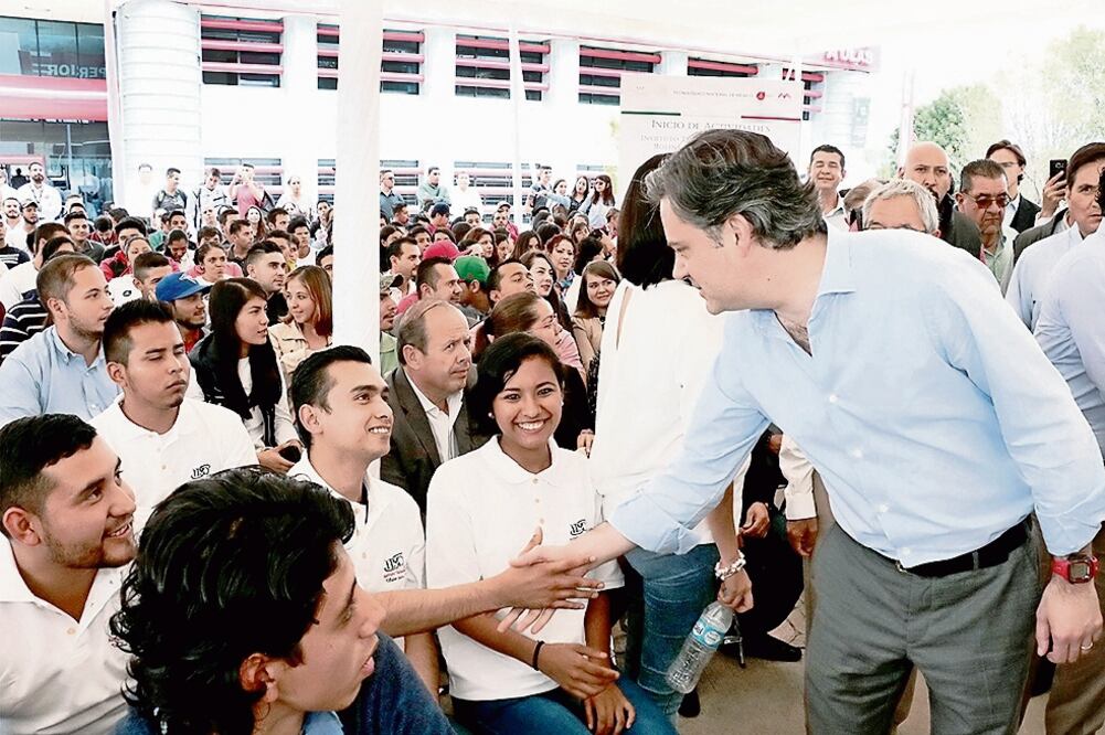 Aurelio Nuño Mayer, titular de la SEP, reinauguró dos escuelas de educación básica en el municipio de Zapopan, Jalisco, y convivió con alumnos y maestros (SEP)