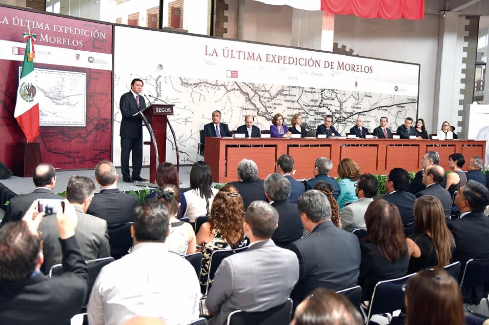El secretario de Gobernación, Miguel Ángel Osorio Chong, junto con el gobernador de Aguascalientes, Carlos Lozano, durante la presentación del libro La última expedición de Morelos (ESPECIAL)