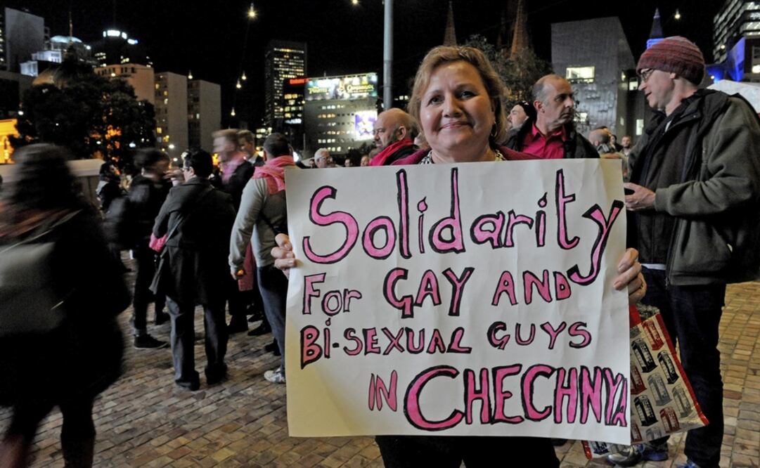 Una multitud asiste a una vigilia de protesta contra la persecución de los homosexuales y bisexuales en Chechenia celebrada en Australia (Foto: EFE)