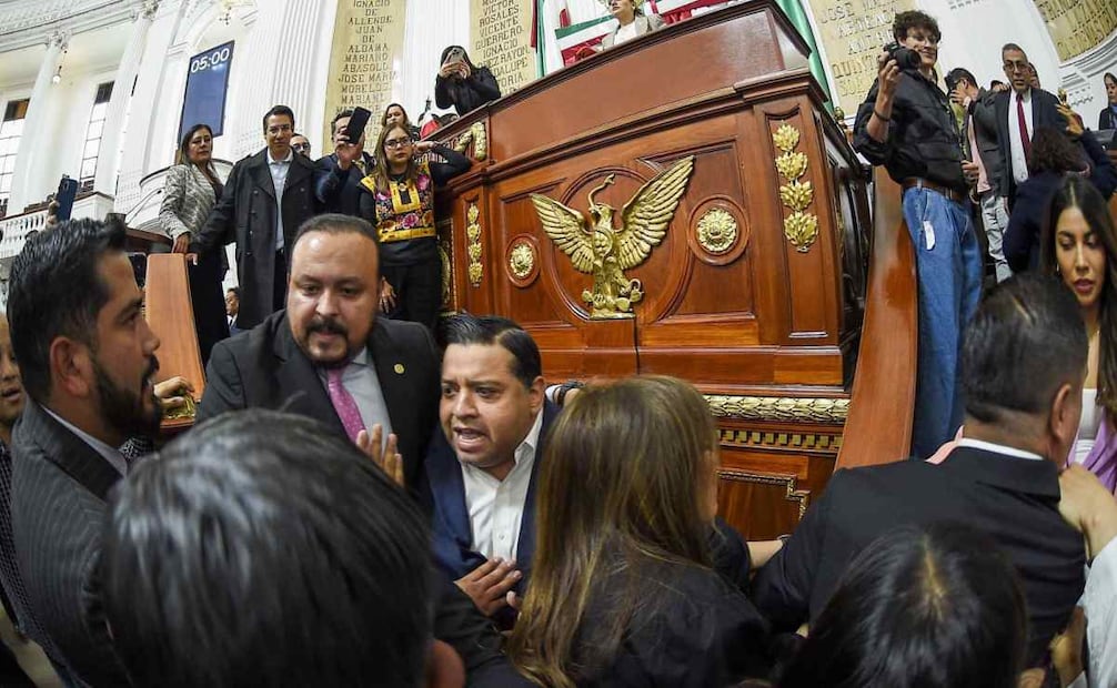Pelea de diputados en el Congreso de la CDMX en la sesión del 15 de diciembre de 2025 / Foto: Cuartoscuro