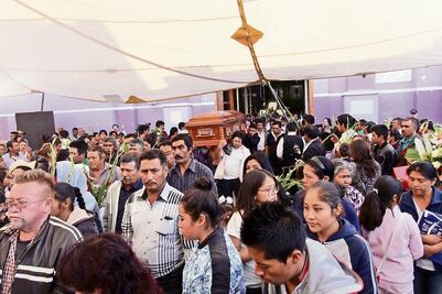 Familiares sepultan a 4 huachicoleros