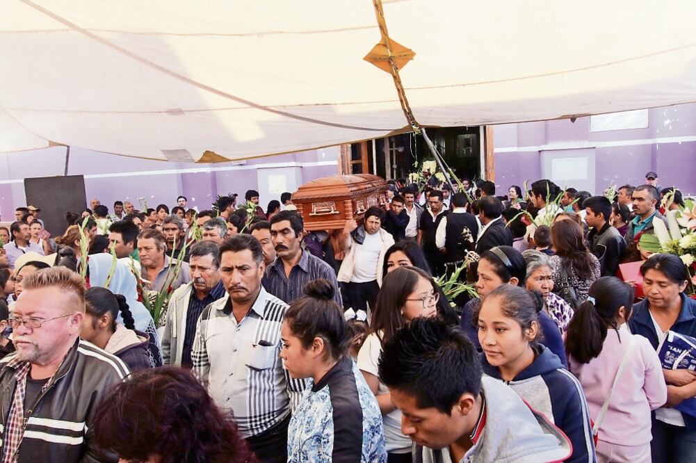 Sepelio. Familiares y habitantes del municipio de Quecholac, despiden a los presuntos chupaductos abatidos (OMAR CONTRERAS. EL UNIVERSAL)