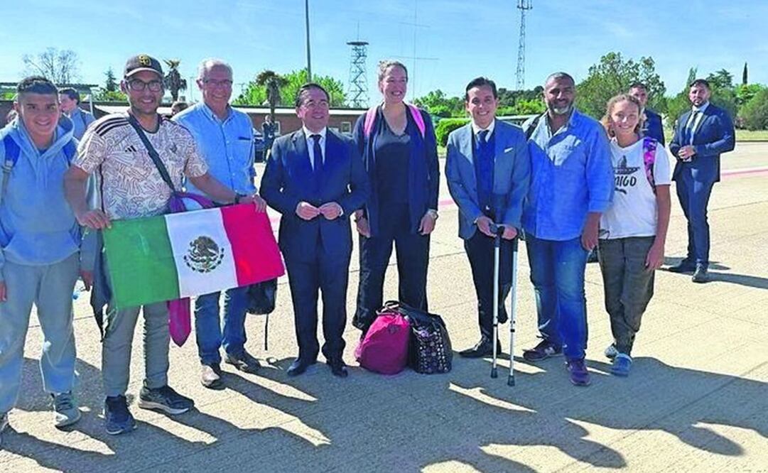 Cinco ciudadanos mexicanos despliegan una Bandera nacional en Madrid tras ser evacuados de Sudán, Foto: Tomada de twitter