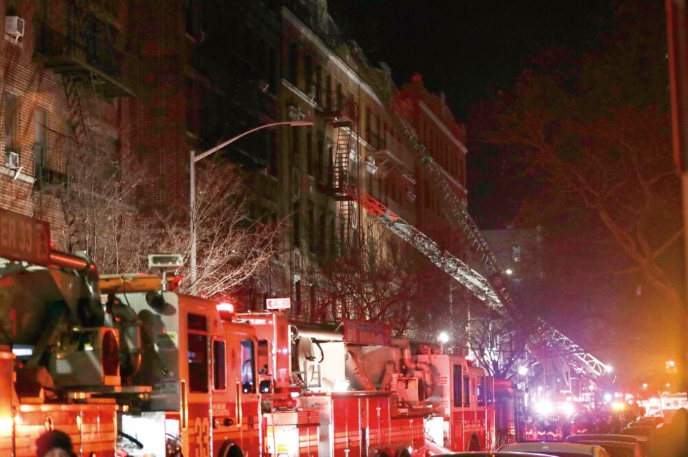 Bomberos trabajaron durante varias horas para controlar el incendio que se registró anoche en un edificio de departamentos en el barrio de El Bronx, en Nueva York, una zona con alta presencia latina (FRANK FRANKLIN II. AP)