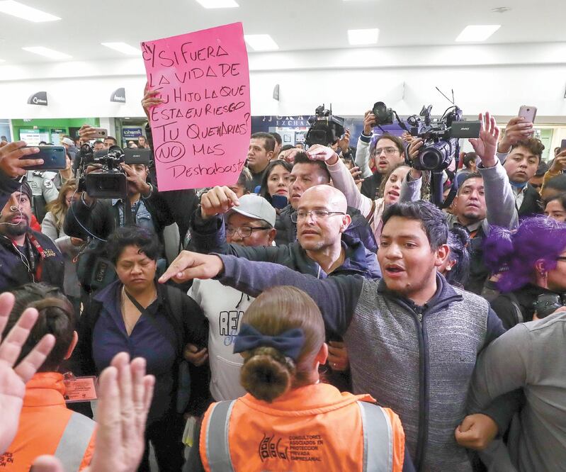 Mano negra. El Presidente dijo que dirigentes de partidos políticos promueven protestas por desabasto de medicinas. ARCHIVO EL UNIVERSAL