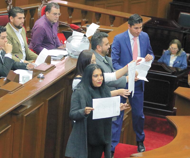 En el Congreso de Michoacán diputados se lanzaron acusaciones de discriminación y trampas cuando se disponían a elegir al ómbudsperson. CHARBELL LUCIO. EL UNIVERSAL