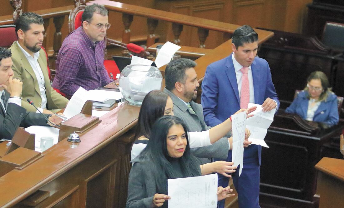 En el Congreso de Michoacán diputados se lanzaron acusaciones de discriminación y trampas cuando se disponían a elegir al ómbudsperson. CHARBELL LUCIO. EL UNIVERSAL