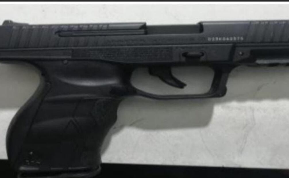 Policías de la SSC detuvieron a un hombre en posesión de una réplica de arma de fuego, 25 de diciembre de 2024. Foto: SSC