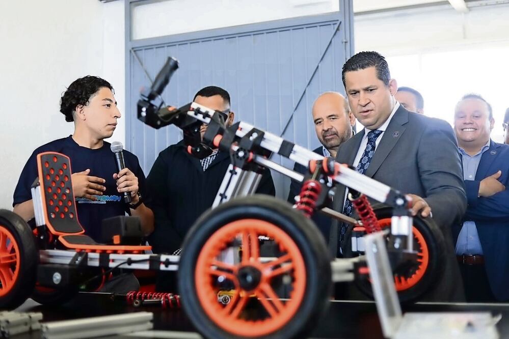 En el Laboratorio de Experiencia en Electromovilidad, el gobernador Diego Sinhue Rodríguez presentó el Programa de Innovación y Movilidad Contigo Sí del CECyTE. Foto: Especial