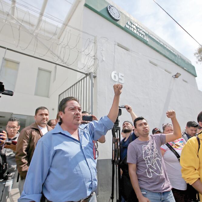Isidoro Castañeda, coordinador regional de la CNTE, fue llamado a declarar por la FGR. Al salir se dijo inocente, ya que “no hay pruebas fehacientes de que estuvimos presentes en el bloqueo”, 