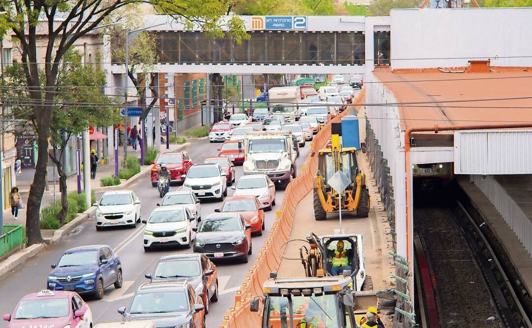 Las obras que se realizan para la construcción de la ciclovía Gran Tenochtitlan reducen los carriles de circulación y provocan largas filas en la calzada de Tlalpan. Foto: Osmar Alvarado / EL UNIVERSAL