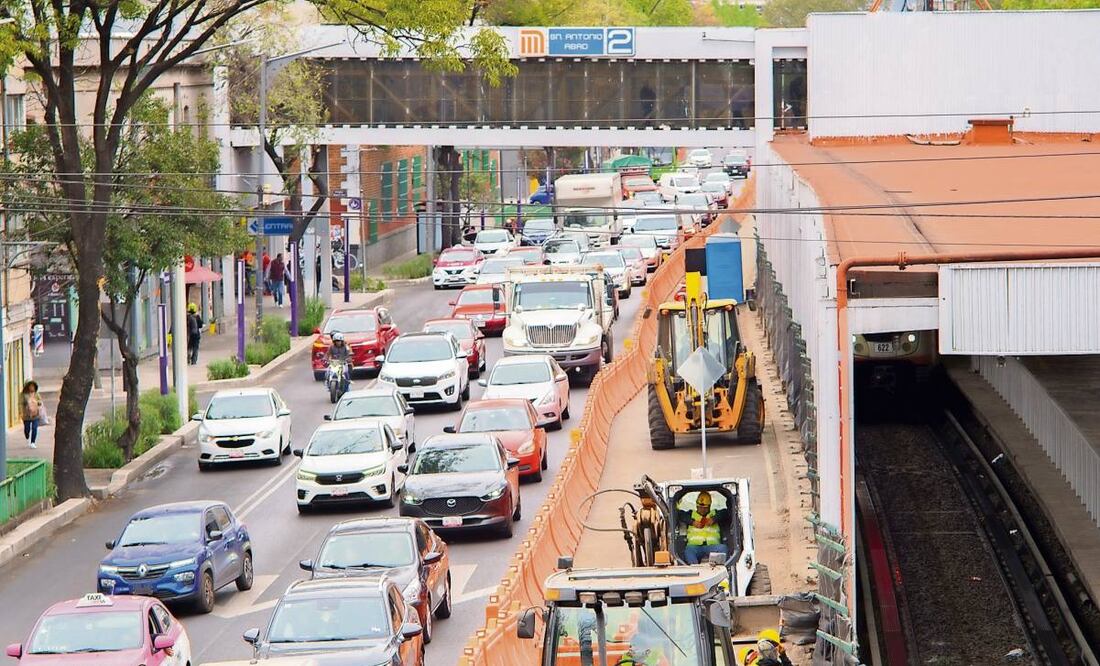 Las obras que se realizan para la construcción de la ciclovía Gran Tenochtitlan reducen los carriles de circulación y provocan largas filas en la calzada de Tlalpan. Foto: Osmar Alvarado / EL UNIVERSAL