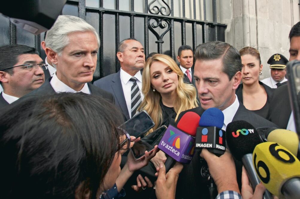 Acuden a funeral. El ex presidente Enrique Peña Nieto y su esposa Angélica Rivera acompañaron al gobernador del Edomex.