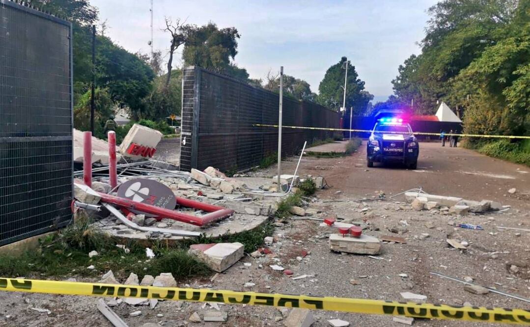 La explosión ocasionó el colapso parcial del techo y de las bardas del área donde se encontraba instalado el cajero. Foto: Especial