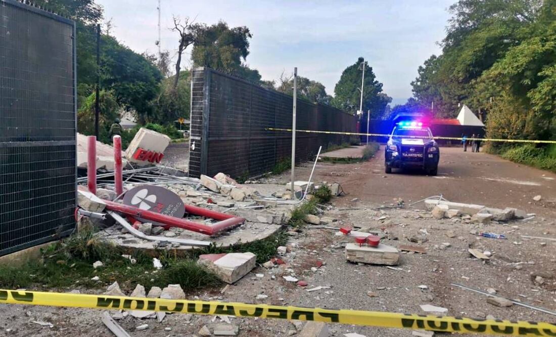La explosión ocasionó el colapso parcial del techo y de las bardas del área donde se encontraba instalado el cajero. Foto: Especial