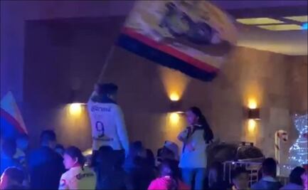 Aficionados apoyan al América fuera de su hotel en Monterrey