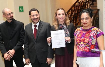 Beatriz Gutiérrez Müller firma acuerdo con Batres para rescatar y difundir memoria del Senado