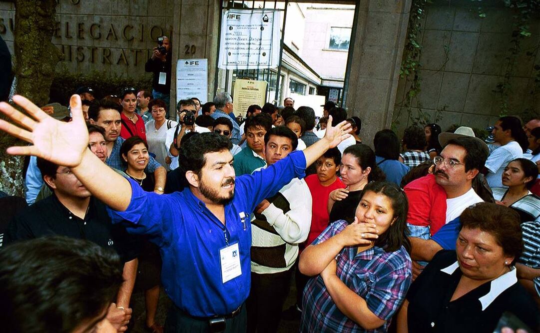La casilla especial en la Plaza de San Jacinto en el año 2000, como pasaría en tantas otras a lo largo de 30 años, presentó una protesta ciudadana por la falta de boletas que nunca recibiría solución. Foto: Carlos Pereda/EL UNIVERSAL.