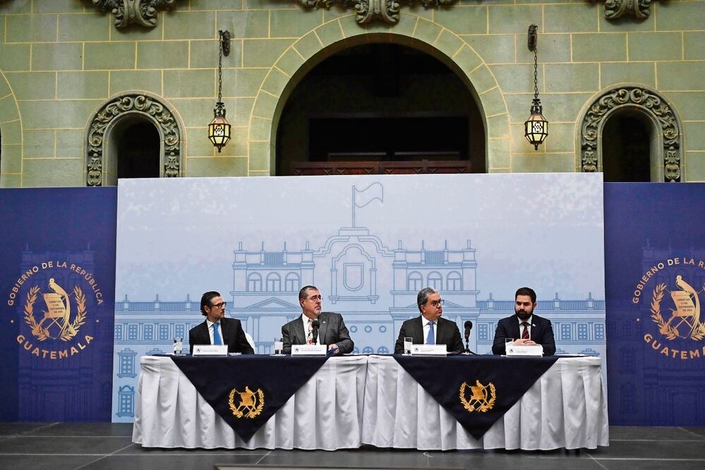 El fiscal general de la Nación, Julio Saavedra; el presidente de Guatemala, Bernardo Arévalo; el ministro de Salud, Oscar Cordón, y el director ejecutivo de la Comisión Nacional Anticorrupción, Santiago Palomo, en una conferencia de prensa en el Palacio de la Cultura en la Ciudad de Guatemala el 4 de abril pasado Foto: Jordán Ordoñez / AFP
