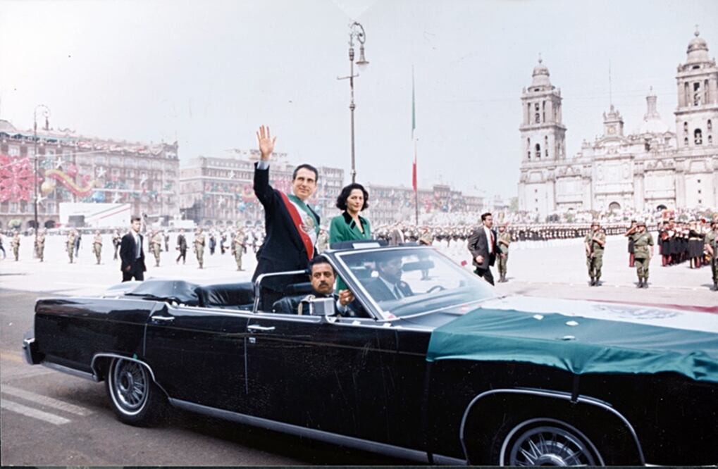 El presidente Ernesto Zedillo Ponce de León junto con su esposa Nilda Patricia, en recorrido dentro de un Lincoln 76 descubierto, en el año de 1994. Archivo EL UNIVERSAL.