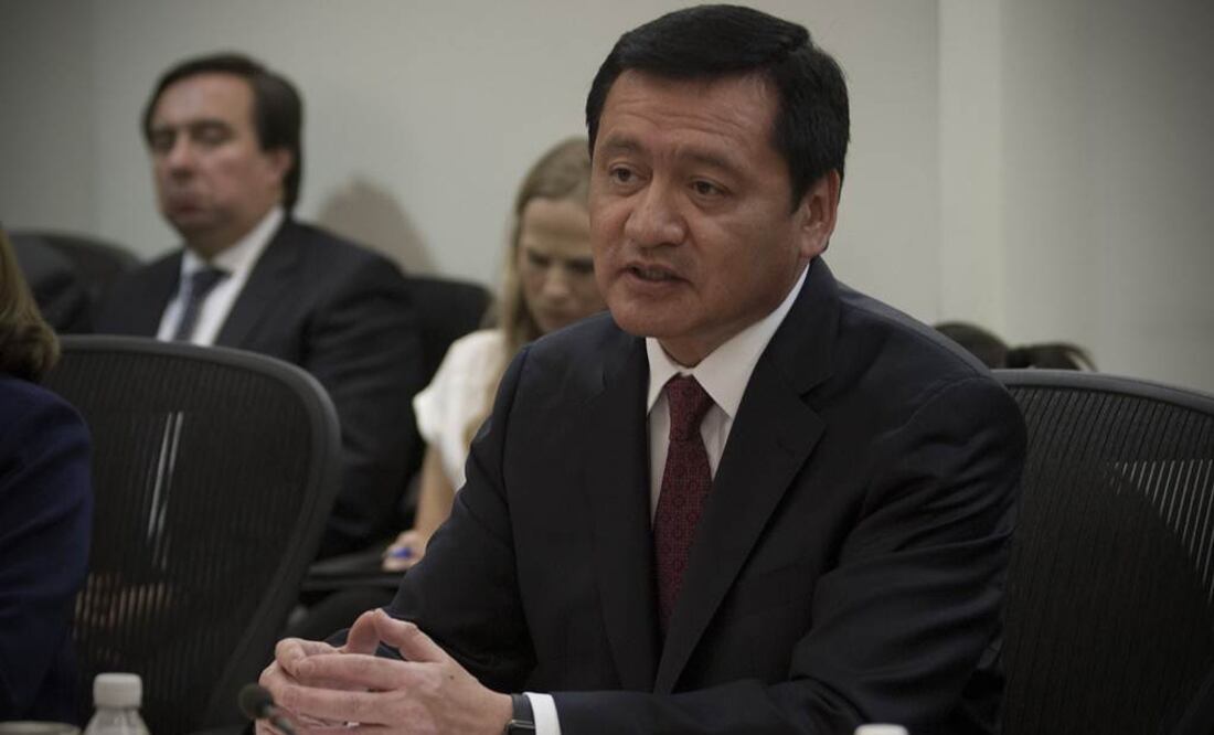 El secretario de Gobernación encabezó la reunión de funcionarios con legisladores./ Xinhua