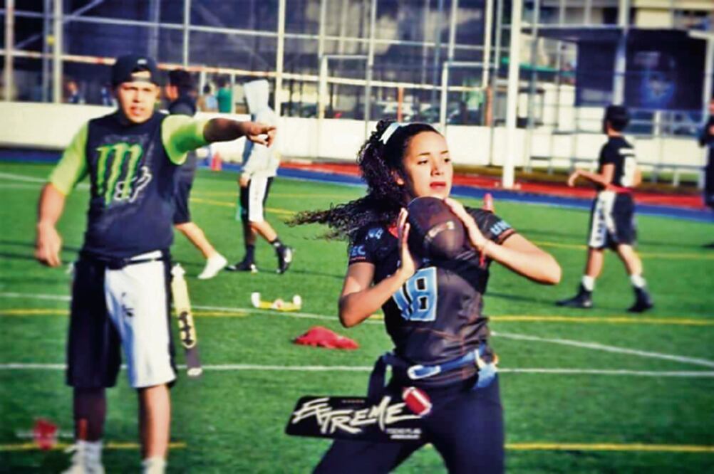 Una de las imágenes de la joven Karen, quien además jugaba tocho bandera en la Unitec de Atizapán (TOMADA DE FACEBOOK)