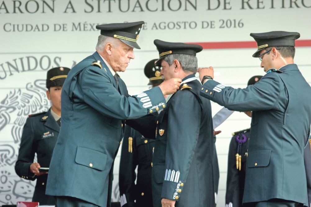 El secretario de la Defensa Nacional, Salvador Cienfuegos Zepeda, convivió con los generales en retiro y sus familiares durante la ceremonia, a quienes mostró su reconocimiento por su labor en la institución (SEDENA)