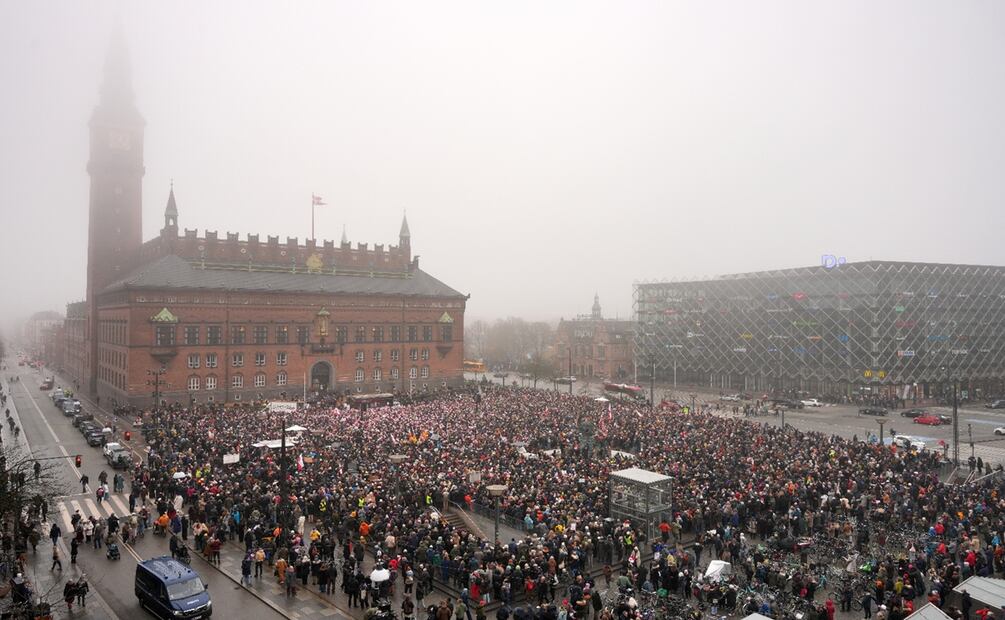 Al grito de "Groenlandia no está en venta", miles de personas protestan contra las amenazas del presidente de EU, Donald Trump, sobre Groenlandia. Foto: EFE